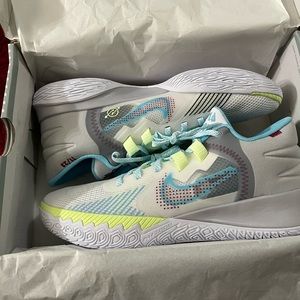 Brand new Kyrie Irving flytrap V